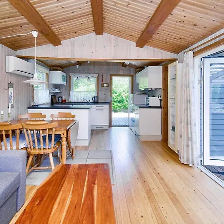 5 Person In Graested-by Traum